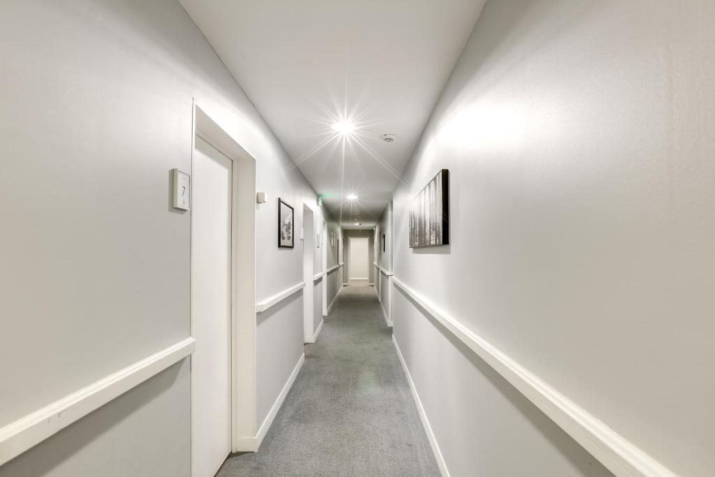 Hotel Du Midi - Thumbnail image