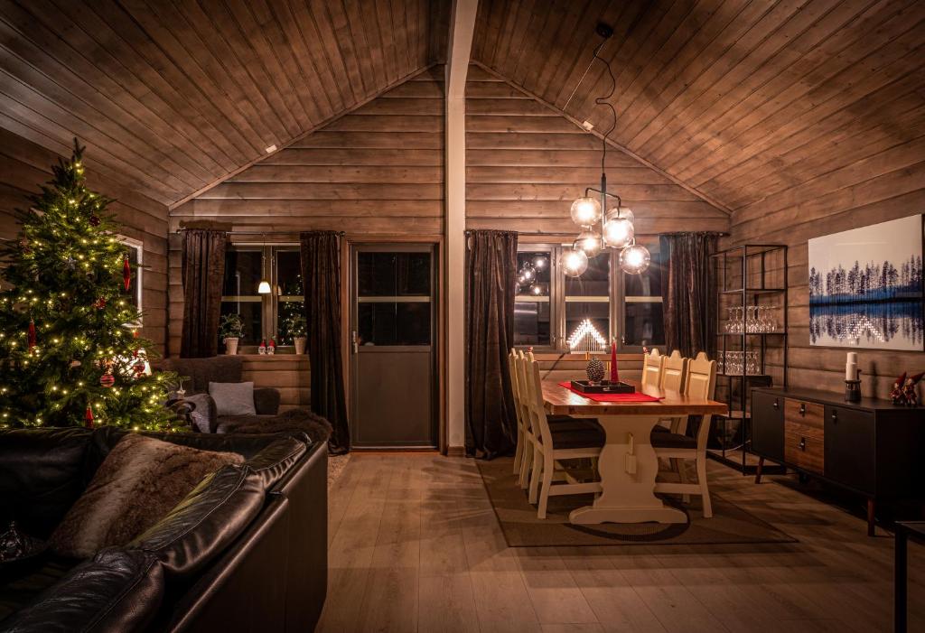 Cabin in Hodlekve with 5 bedrooms & hot tub. photo 4