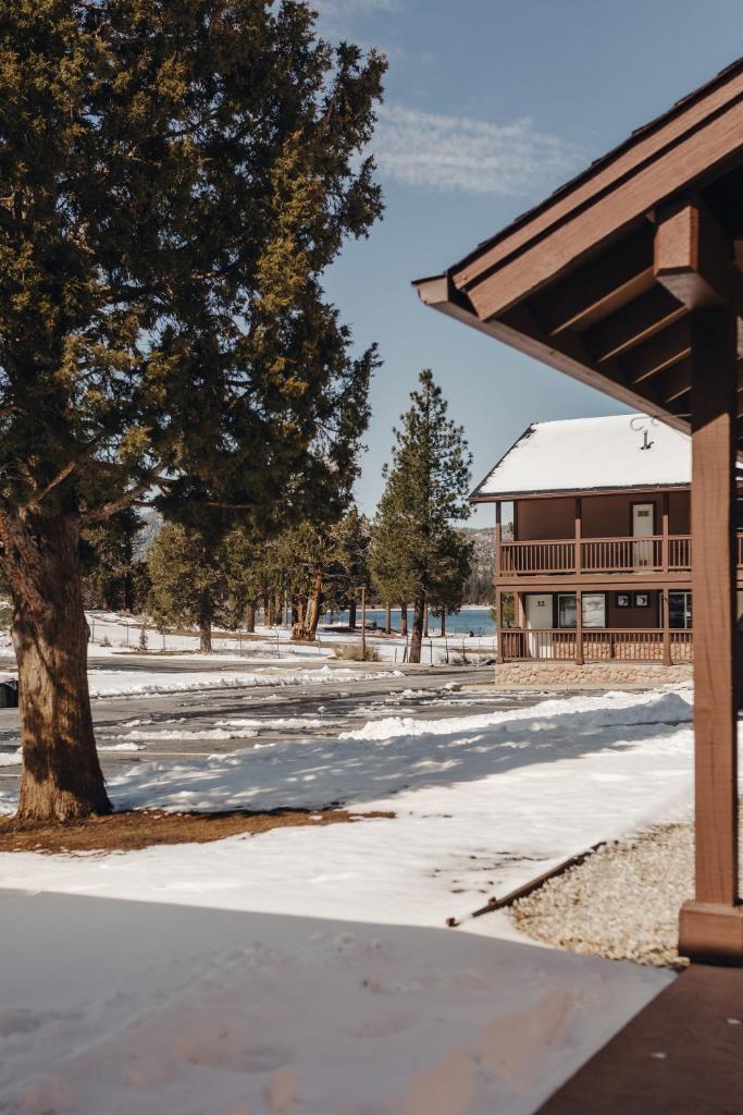 Vintage Lakeside Inn image