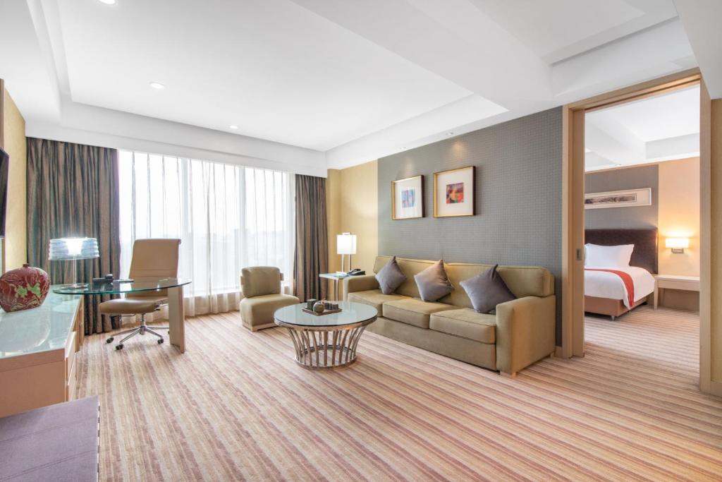 Сьюит (1 King 1 BDRM Lounge Access Powder Room), Holiday Inn Qingdao Parkview