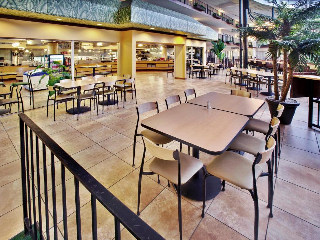 Holiday Inn Des Moines-Airport Conf Center, an IHG Hotel photo 2