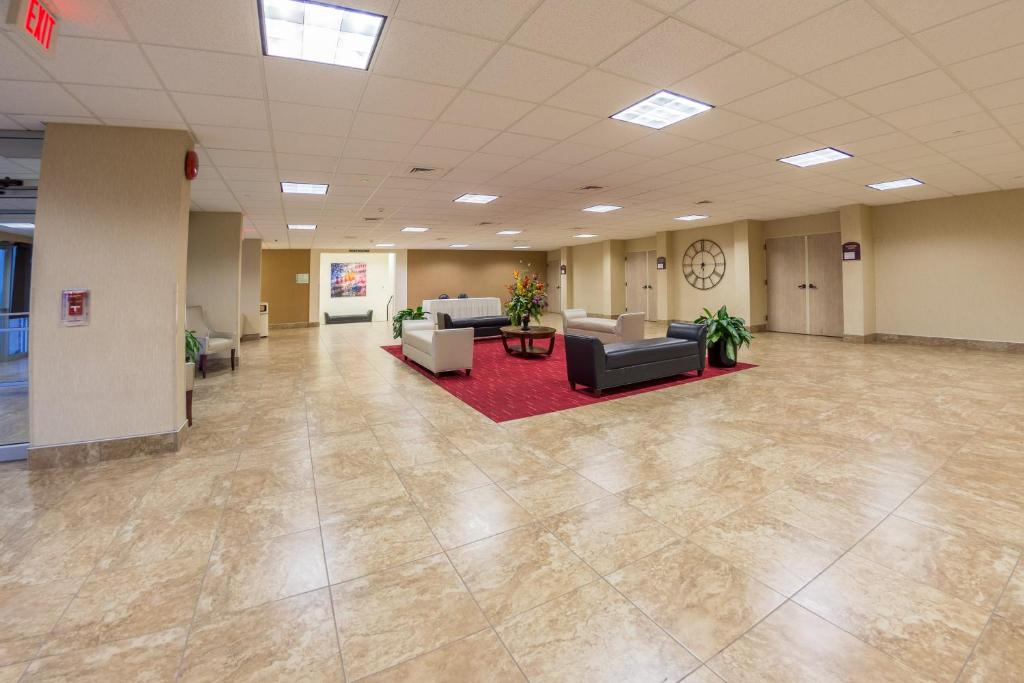 Holiday Inn Des Moines-Airport Conf Center, an IHG Hotel photo 4