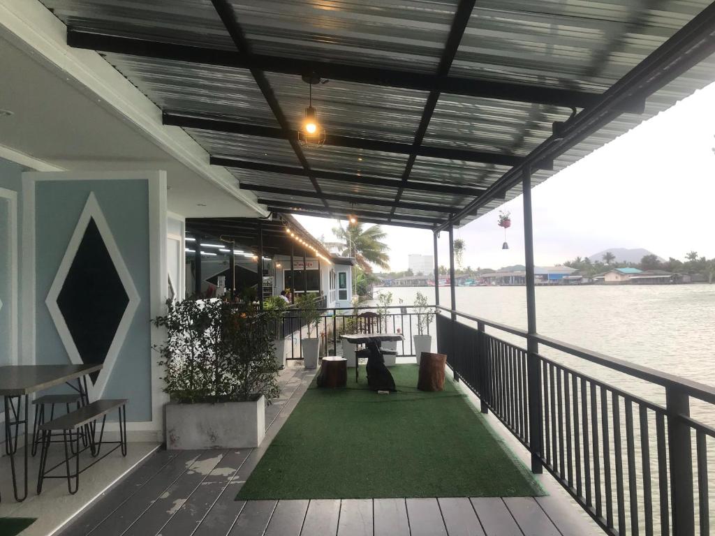 Chaiyai River Front Hotel photo 1