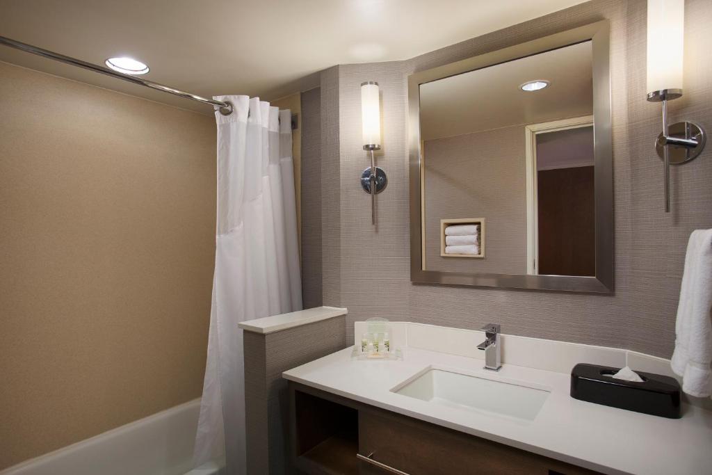 Holiday Inn Grand Rapids-Airport, an IHG Hotel photo 1