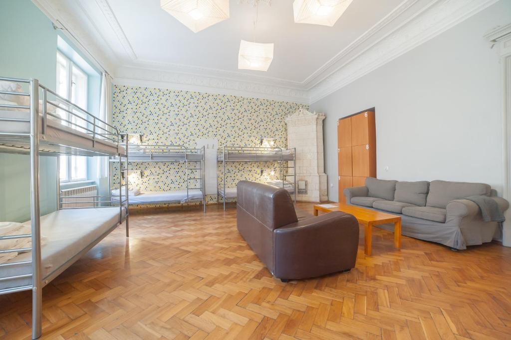 Номер (Кровать в общем 10-местном номере с общей ванной комнатой), Dizzy Daisy Hostel