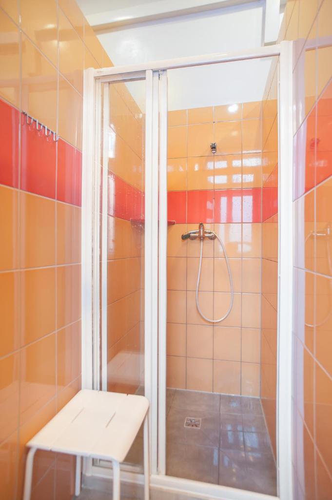 Семейный (Номер на 6 человек с общей ванной комнатой), Dizzy Daisy Hostel