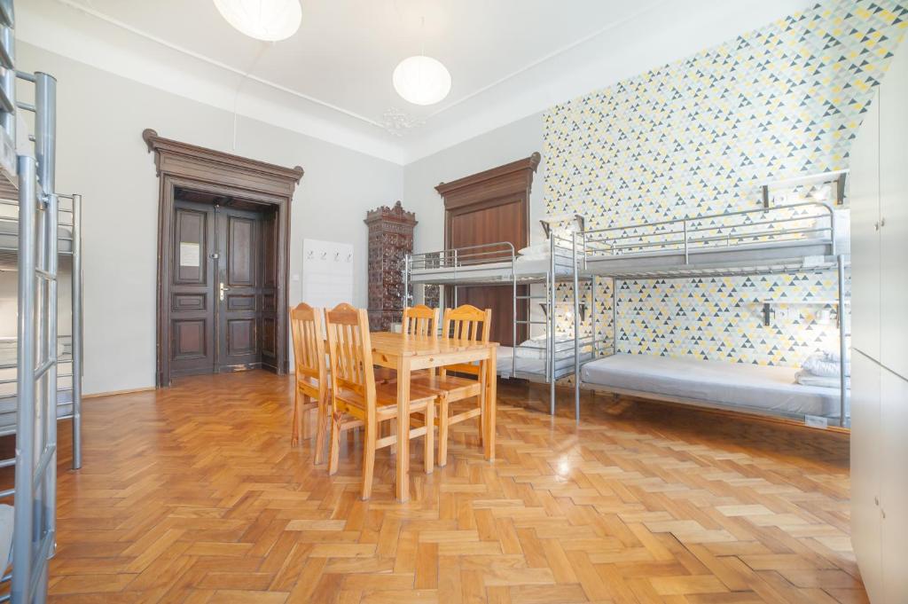 Номер (Кровать в общем номере с 8 кроватями и общей ванной комнатой), Dizzy Daisy Hostel