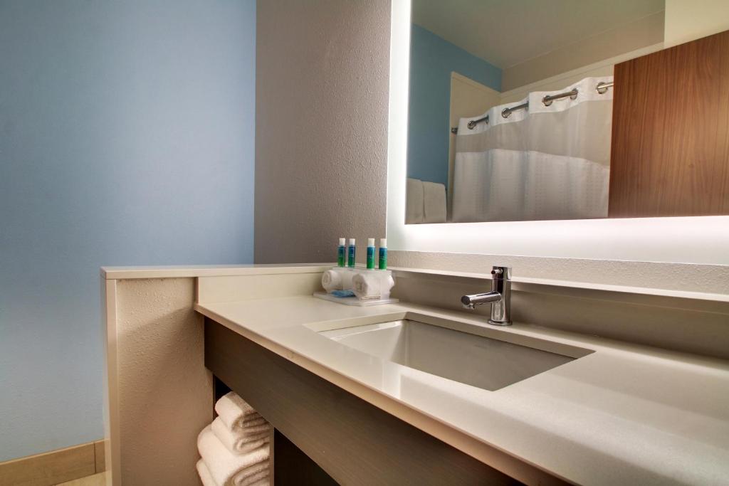 Holiday Inn Express & Suites Charleston NE Mt Pleasant US17, an IHG Hotel photo 1
