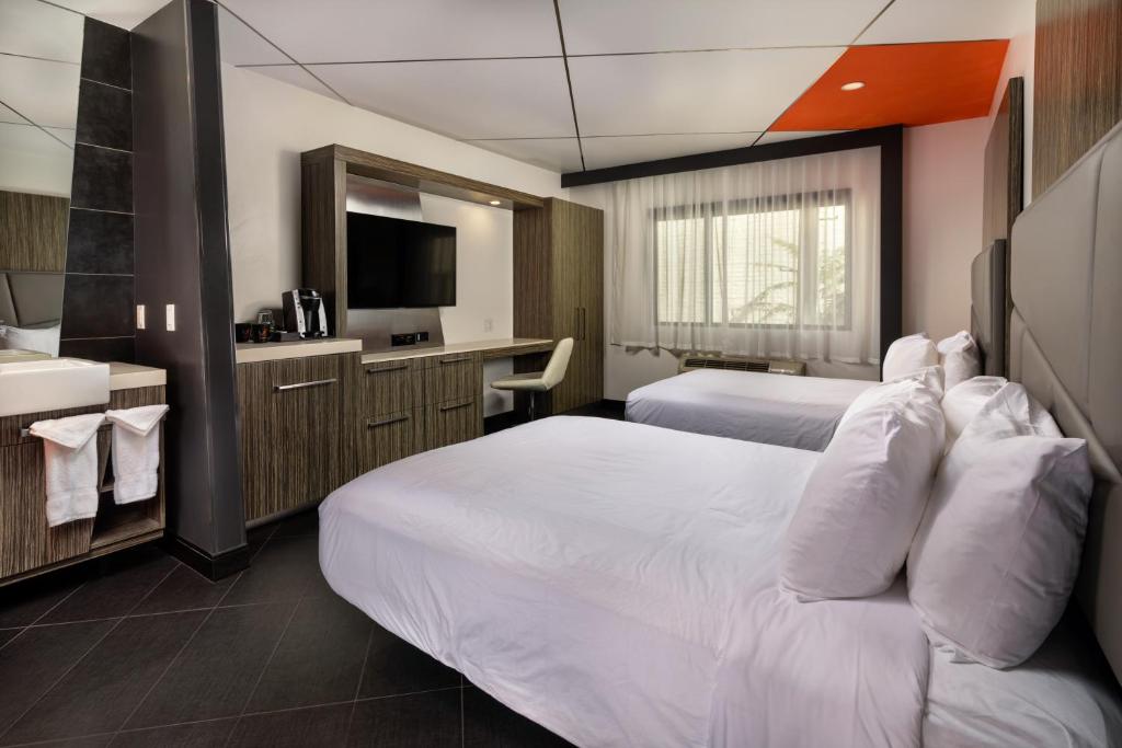 Четырехместный (Двухместный номер с 2 двуспальными кроватями), The Moment Hotel
