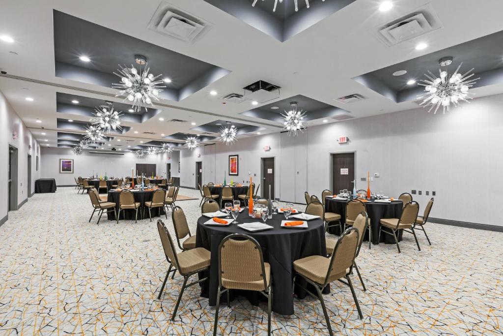 Holiday Inn Houston NE-Bush Airport Area, an IHG Hotel photo 4