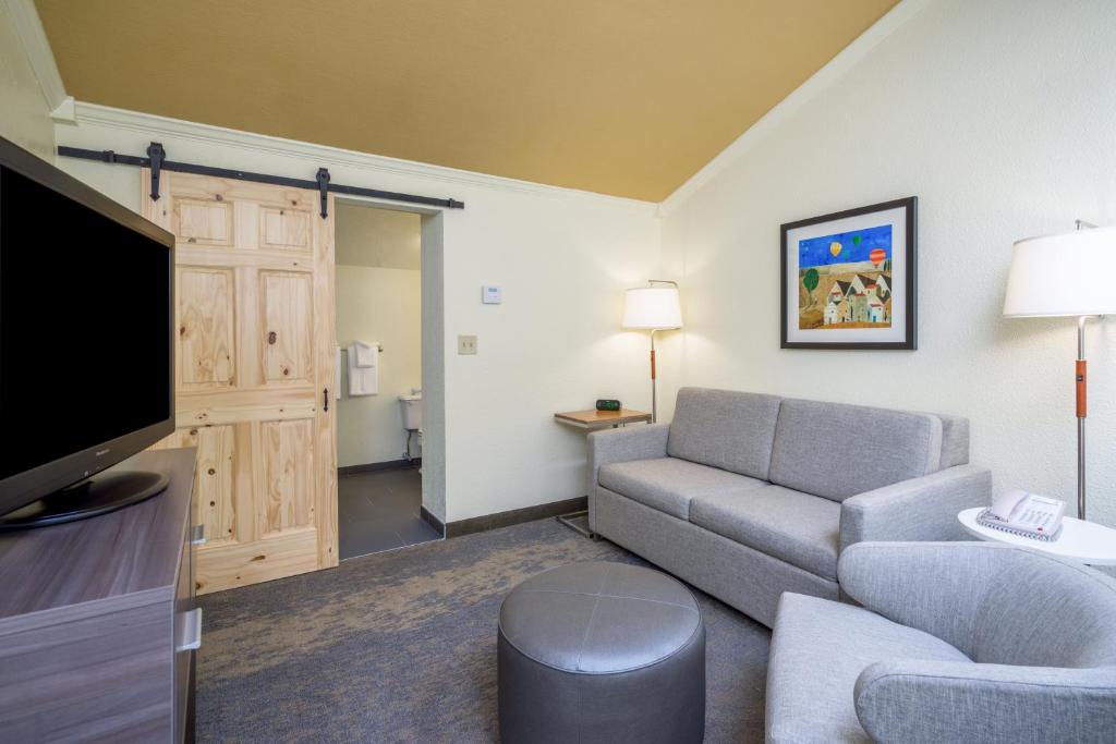 Holiday Inn Cape Cod - Hyannis, an IHG Hotel photo 2