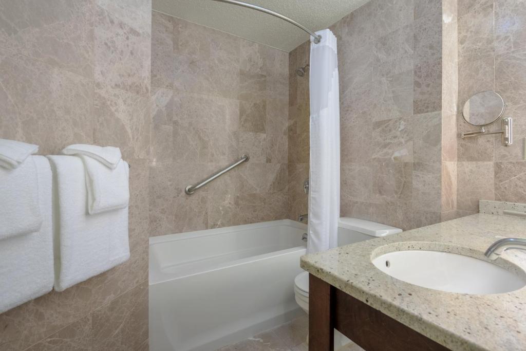 Holiday Inn Cape Cod - Hyannis, an IHG Hotel photo 4