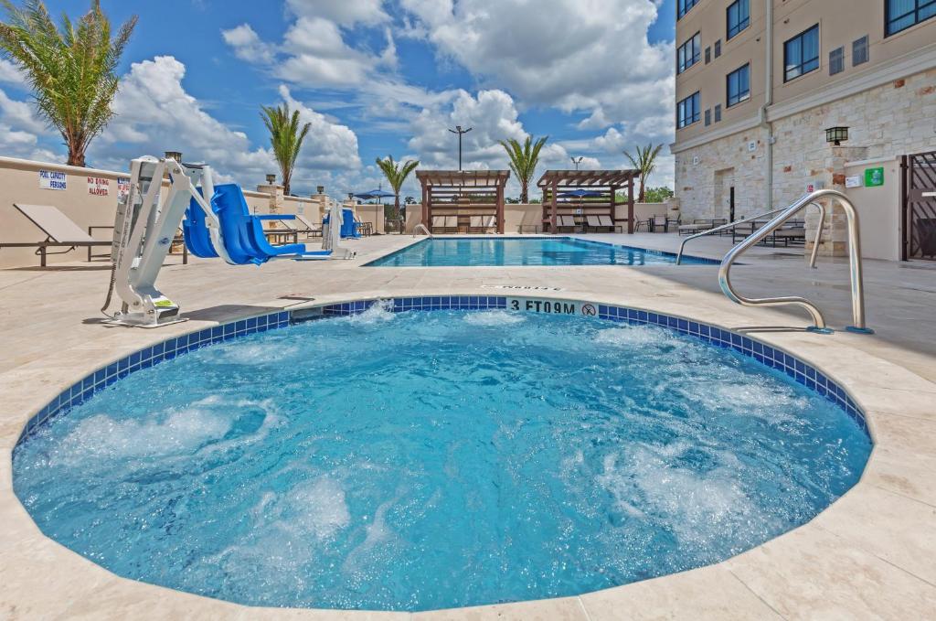 Holiday Inn Houston NE-Bush Airport Area, an IHG Hotel photo 2