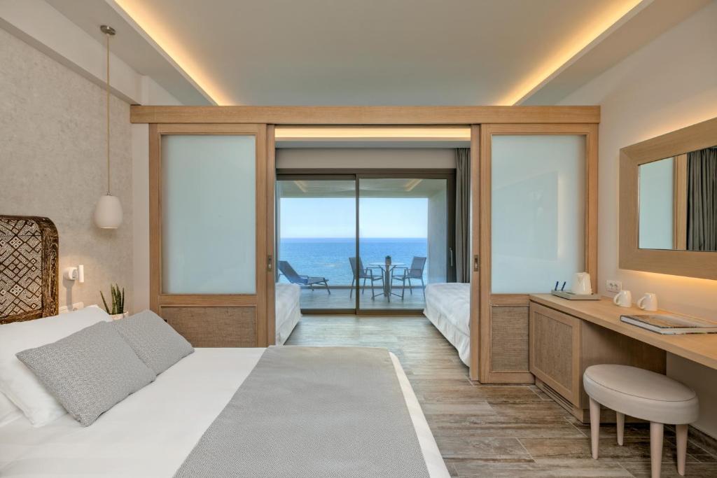 Семейный (Семейный номер с видом на море (с раздвижными дверями)), Amada Colossos Resort