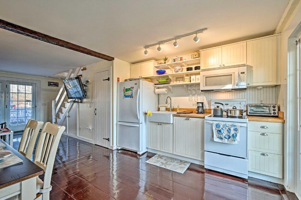 Cape Cod Casa with Ocean View and Pvt Beach Access photo 3