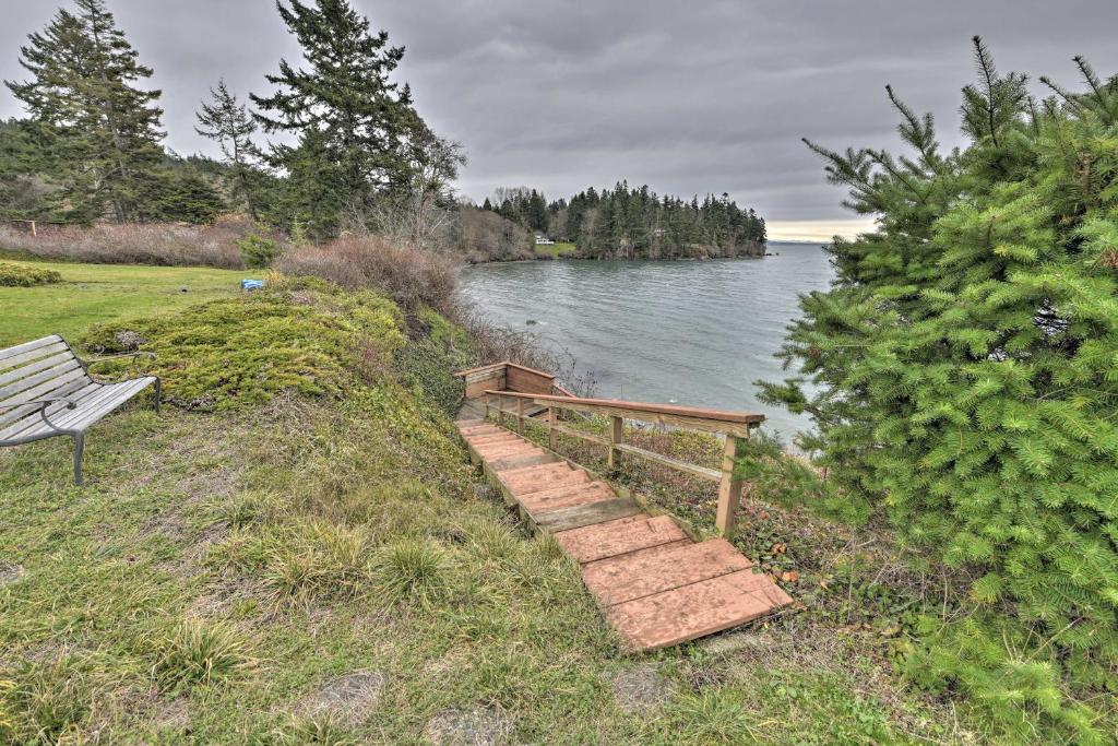 Bayfront Home - Take Ferry to the San Juan Islands photo 3