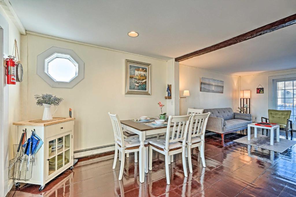 Cape Cod Casa with Ocean View and Pvt Beach Access photo 4