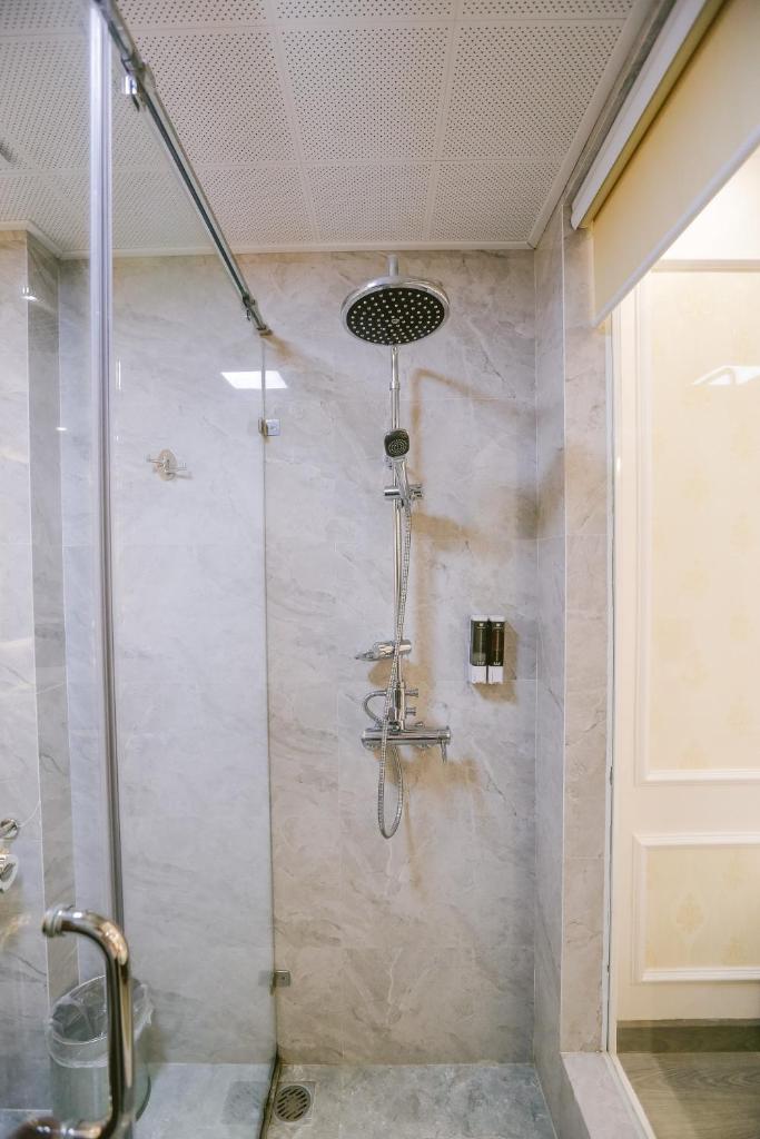 Vincent Halong Hotel