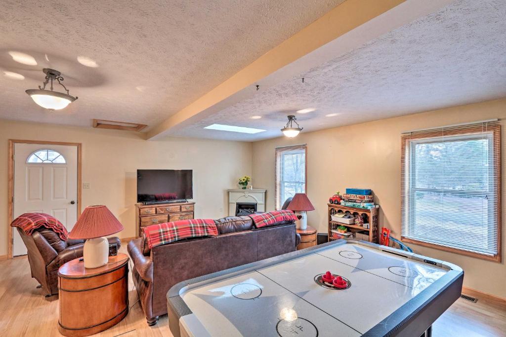 Albrightsville Vacation Home Walk to Pool and Lake! photo 2