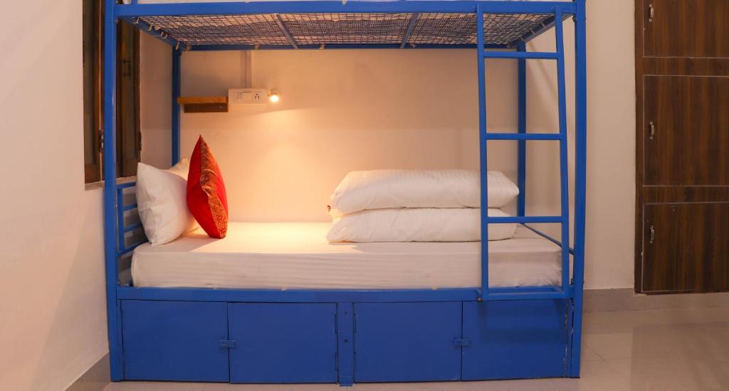 Номер (Кровать в общем 6-местном номере для мужчин и женщин), Live Free Hostel Varanasi