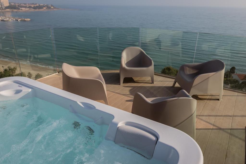 Modern sea front jacuzzi Blue Sky photo 1