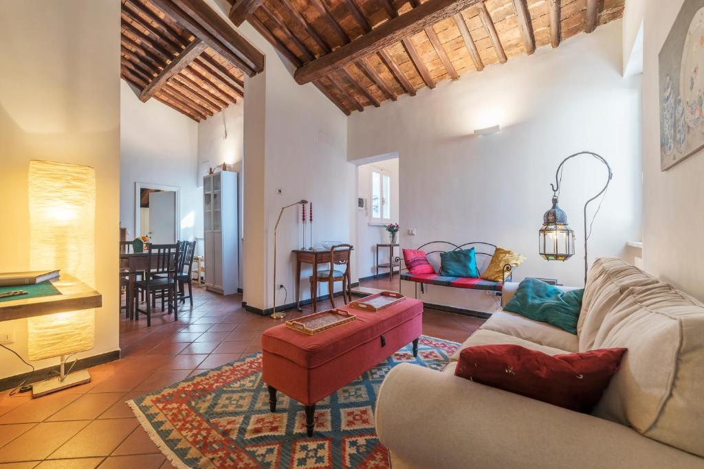 Three bedrooms in world-famous Via Giulia - FromHometoRome Room Type - Three-Bedroom Apartment