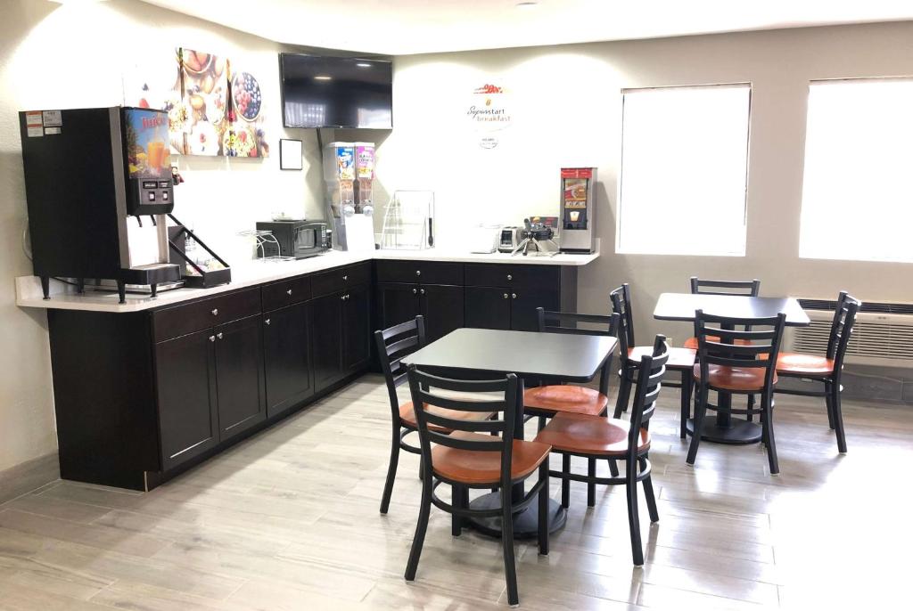 Super 8 by Wyndham Natchitoches photo 3