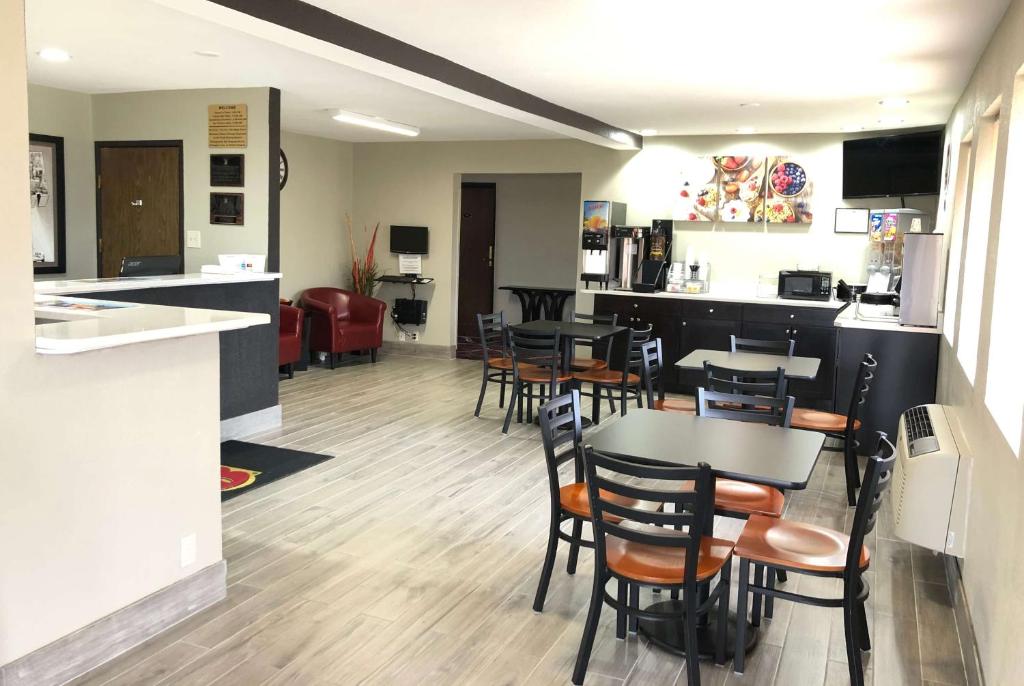 Super 8 by Wyndham Natchitoches photo 2