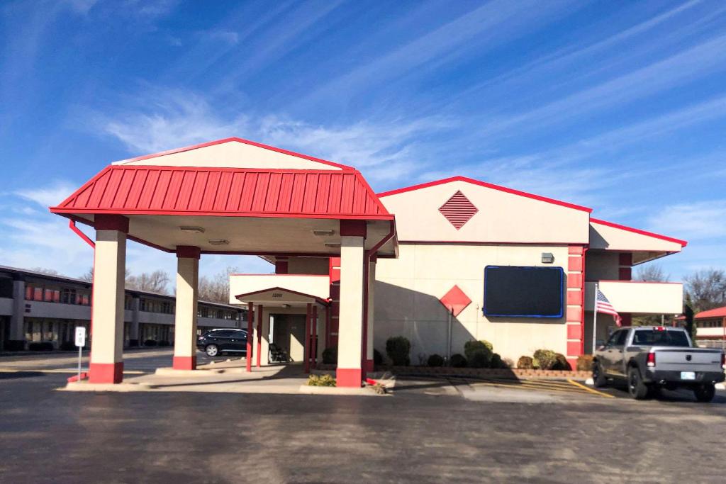 Econo Lodge image