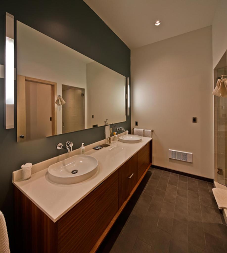 Island Inn at 123 West photo 2