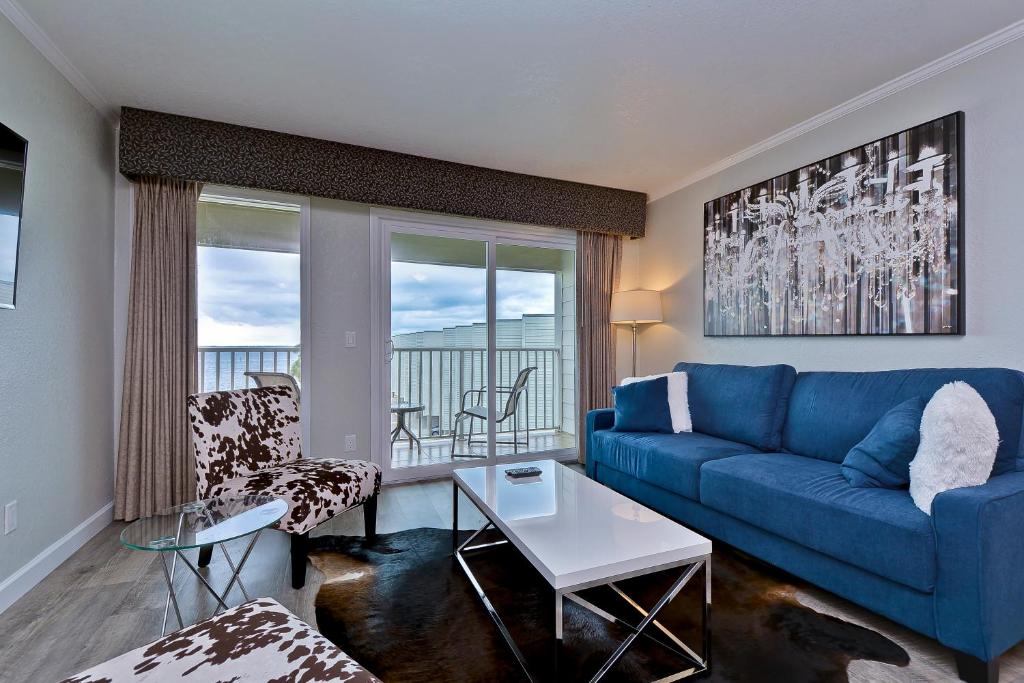 441-Waterfront, Amazing Views, WIFI, Pool and close to BUCS Stadium image