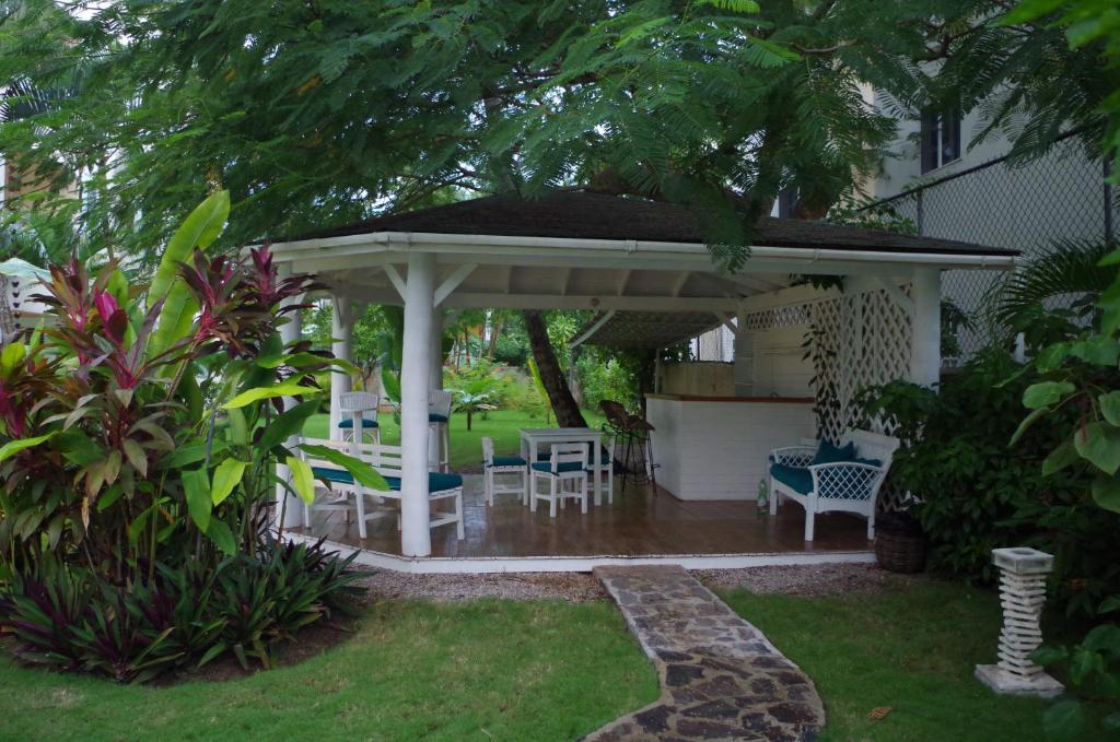Little paradise in middle of beautiful beaches! photo 1