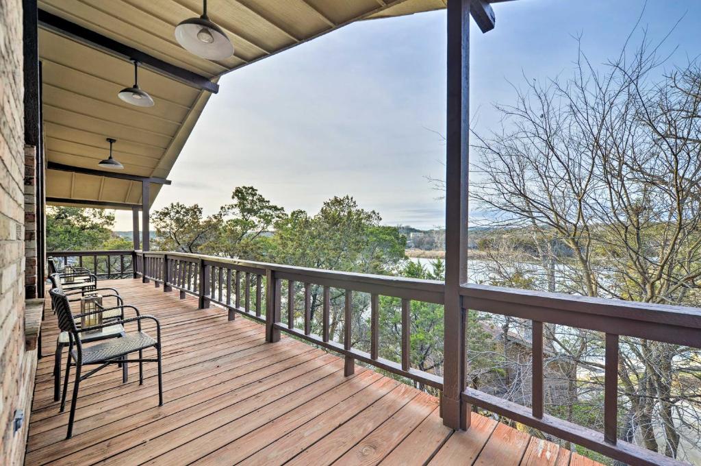 Bright n Breezy Waterfront Lake Granbury Getaway! photo 2