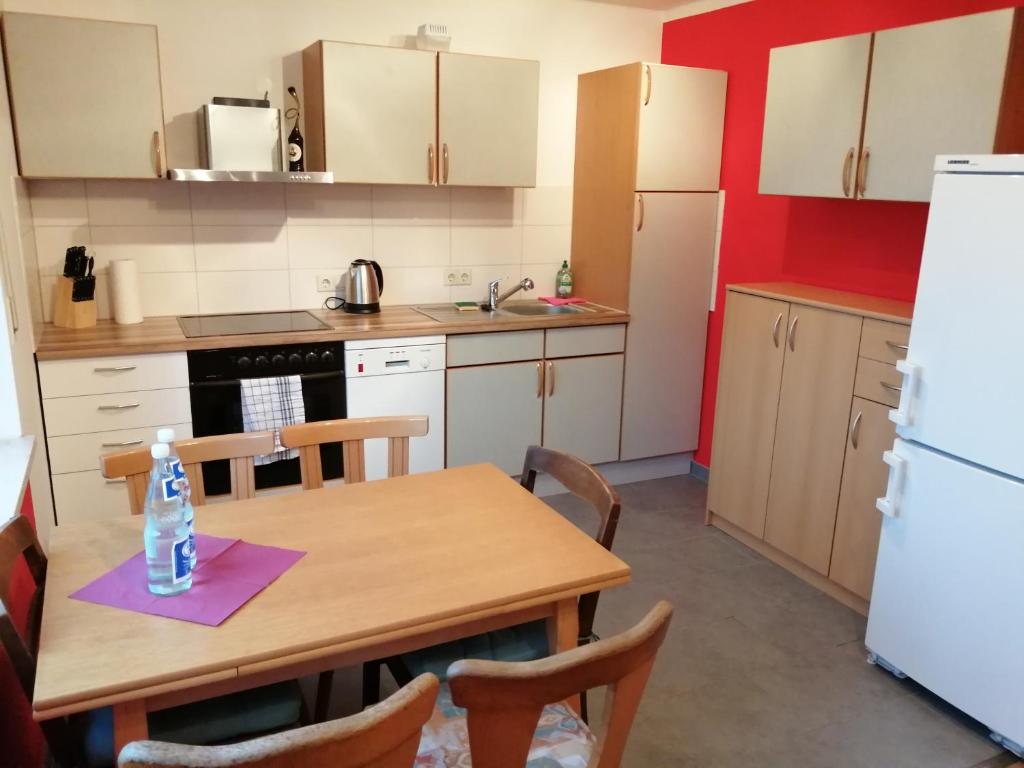 Moderne ganze Ferienwohnung 1km zum FunPark und nur 15 Minuten nach Nürnberg photo 2