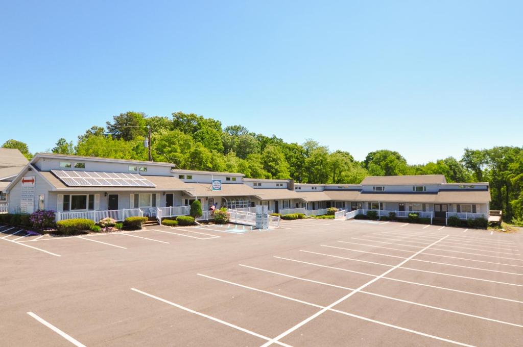 East Shore Lodging image