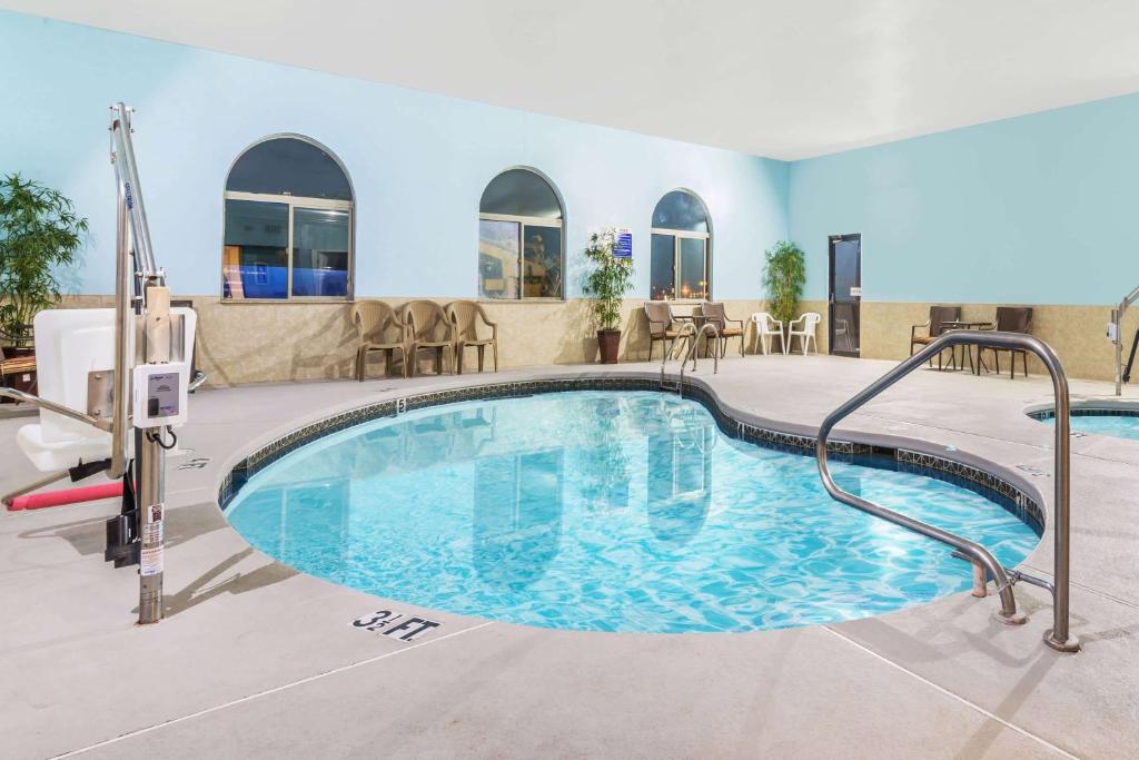 Days Inn by Wyndham Pueblo photo 3
