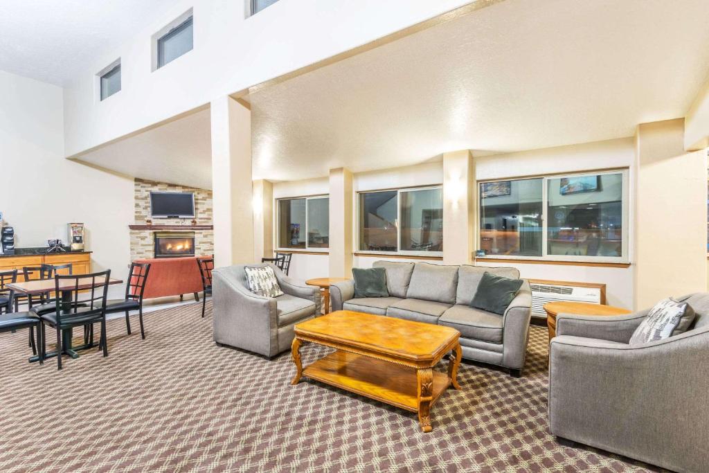 Days Inn by Wyndham Pueblo photo 2