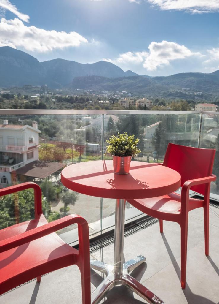 Deluxe Apt w/ Rooftop Pool in The Heart of Kyrenia photo 3