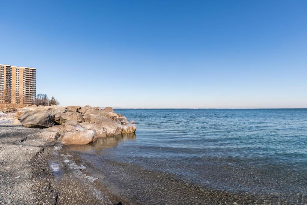 Modern Hamilton Homes Lake Ontario Shore by GLOBALSTAY photo 2