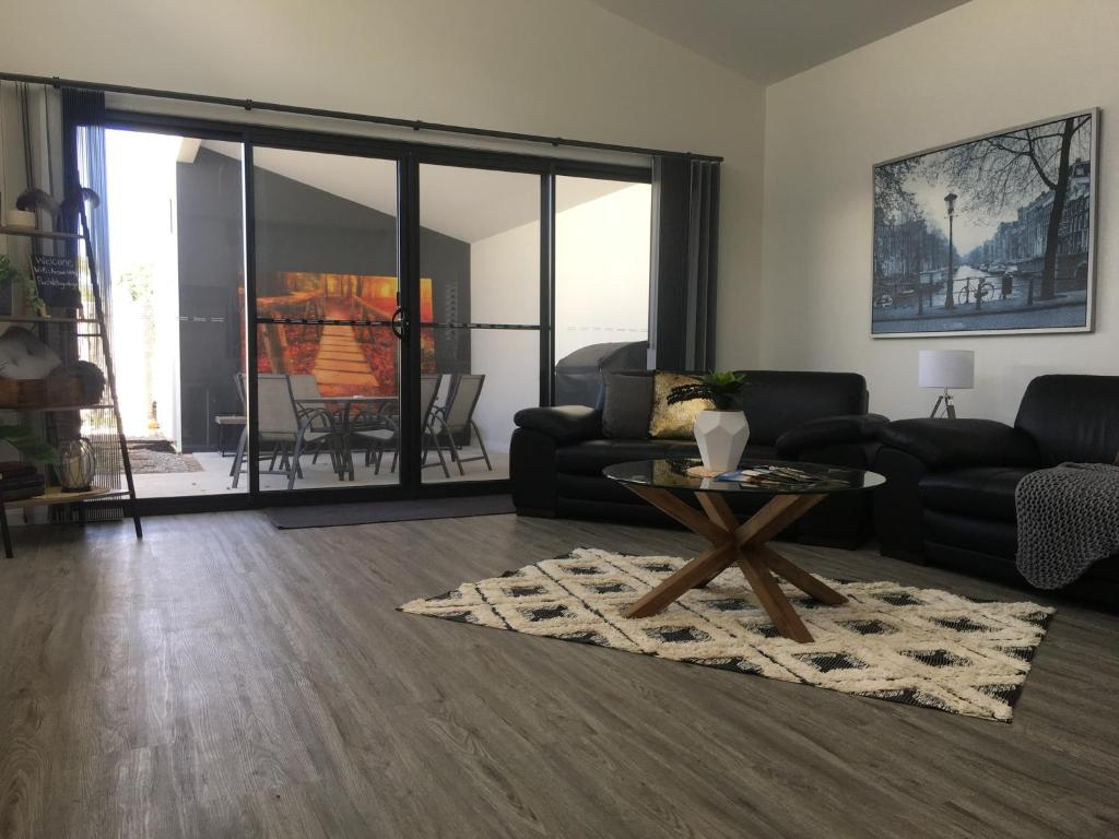 Luxury 2br home with King, 5 star private & close photo 2