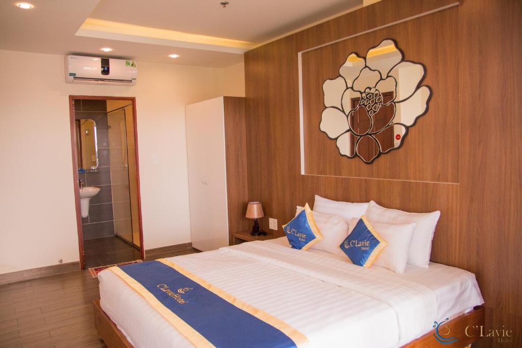 Двухместный (Большой двухместный номер с 1 кроватью), C'Lavie Hotel - Saigon Airport Hotel
