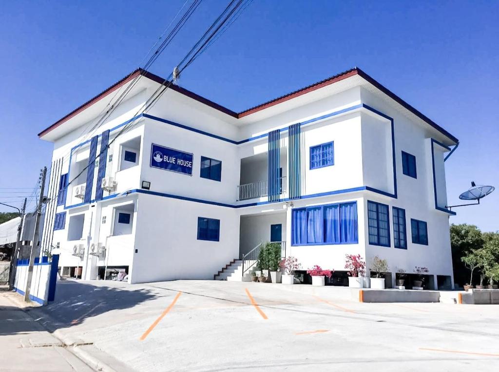 Blue House photo 1