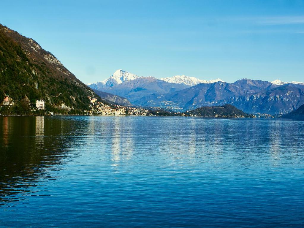 Light Blue Lake Aria photo 2
