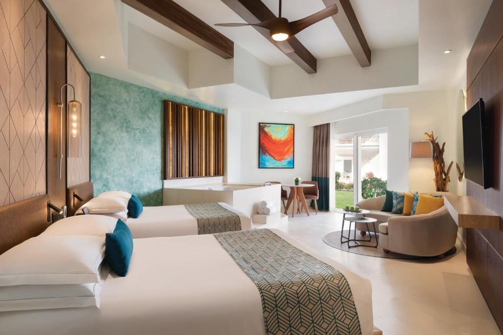 Сьюит (Полулюкс с 2 двуспальными кроватями и видом на сад), The Royal Playa del Carmen-All Inclusive - Adults Only