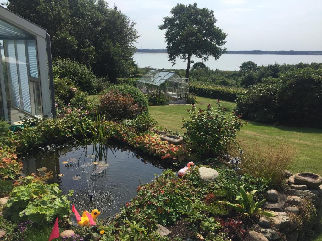 Værelse med udsigt over Limfjorden - rolige omgivelser og adgang til flot have photo 4