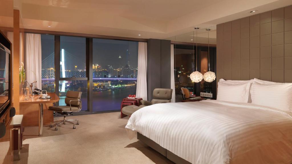 Двухместный (Клубный номер с кроватью размера «king-size»), InterContinental Shanghai Expo