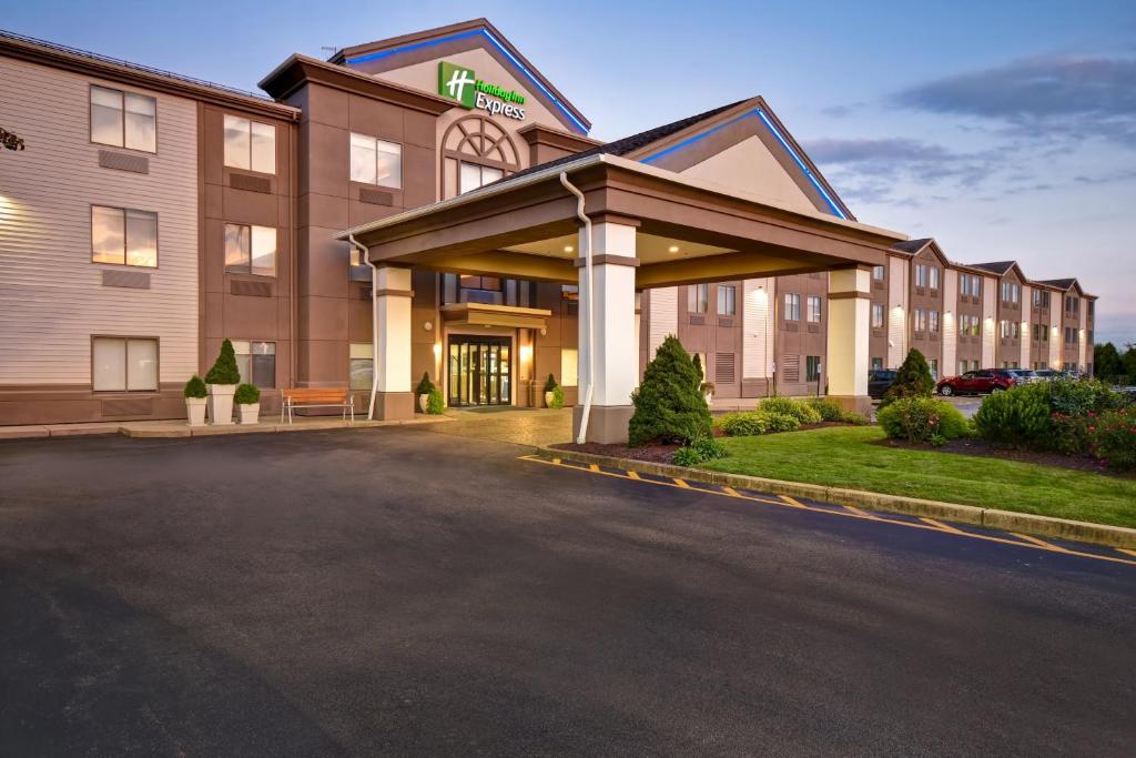 Holiday Inn Express Newport North - Middletown, an IHG Hotel image