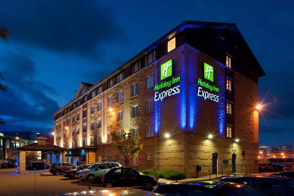 Holiday Inn Express Edinburgh - Leith Waterfront - Tap to explore photos
