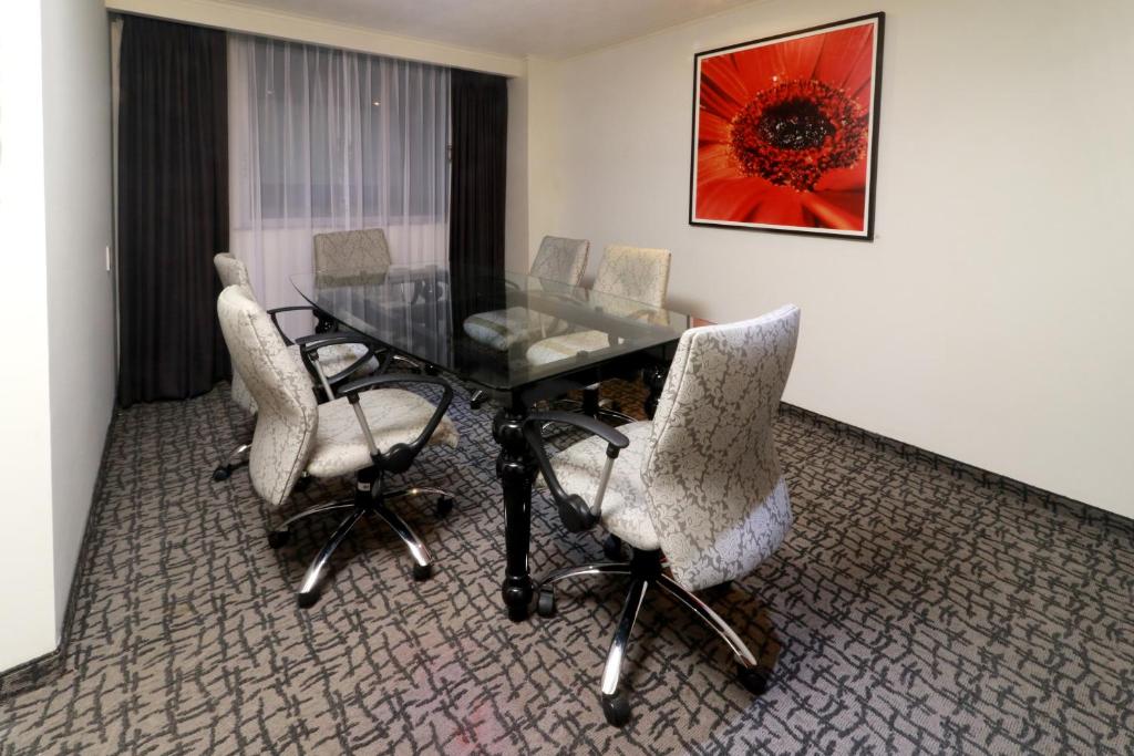 Сьюит (Представительский люкс - Для некурящих), Holiday Inn Mexico City - Trade Center