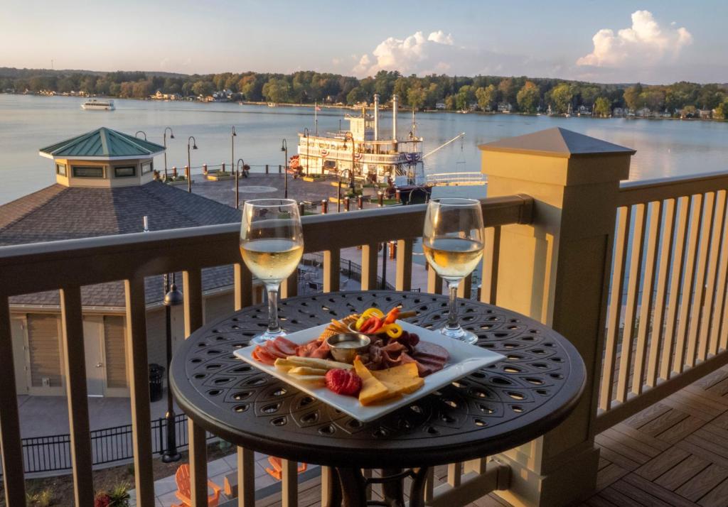 Chautauqua Harbor Hotel - Jamestown Room Type - King Suite with Spa Bath